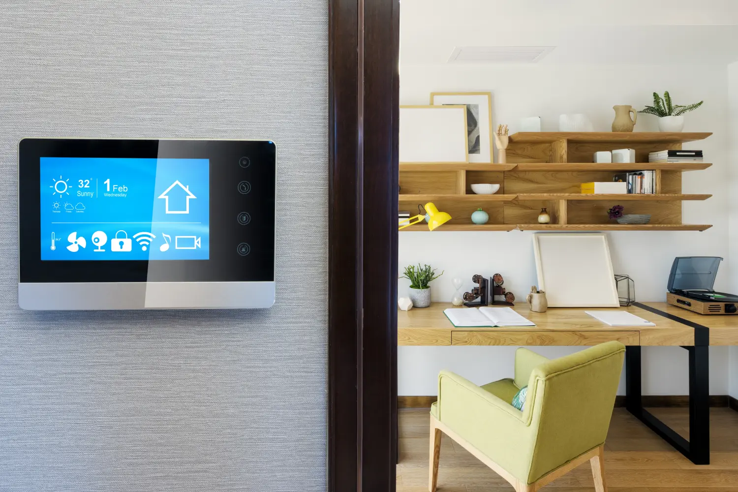 Smart-Home-Bedienfeld, im Hintergrund das Wohnzimmer